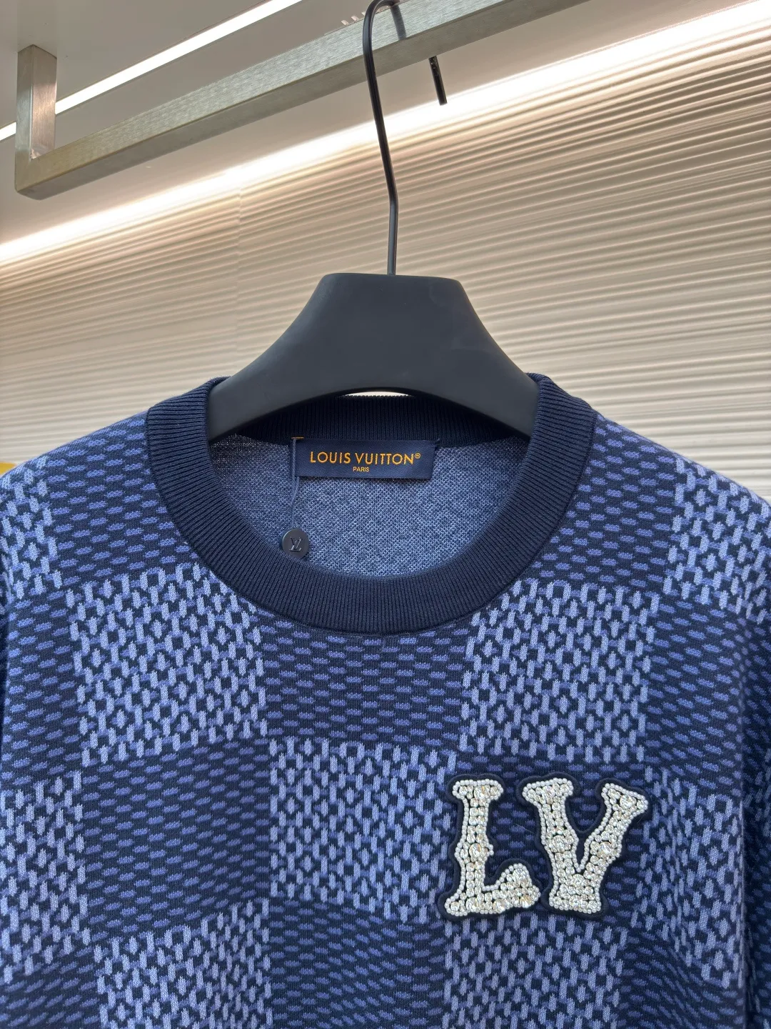 LOUIS VUITTON plaid beaded woolen short sleeves ●Authentic product: purchased and developed at 11400 ●Item number: 1680086-B05 ●Fabric: wool fabric ●Technology: knitting ●Version: fitted version ●Weight: about 330 grams ●Size: XS-S-M-L ●Description: The wool material is made of 100% fully combed cotton yarn, and the fabric piece is woven using a Stoll 16-needle ultra-fine machine imported from Germany worth 47W. It is woven at a parallel and even speed with reference to the original three-color jacquard structure. Each piece takes 270 minutes. During the weaving, 7 sand spits are used to alternately knit back and forth. The number of knitting rows for a single front garment hanging wool is as high as Line 6352... Only after random inspection can we carry out seam selection, washing, and hand-ordering of the original main label, wash mark, details down to the height of the wash mark, stitching method, and final ironing. Only after a general inspection can we package and ship. It is not like those ordinary computerized flat knitting machines. In order to rush the goods, the speed is turned to the limit, and the stitches of the knitted garments are different in size, code, and patterns. The overall wiring is straight and delicate, the fabric is comfortable and soft, and the color is consistent without color difference. It can be matched with the same style to create a fashionable look and control various occasions. Customized accessories, complete with three standards, same style for men and women!